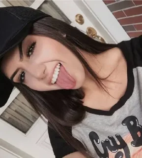 😜 emoji ꧁ঔৣ☬✞̶P̶r̶i̶n̶c̶e̶s̶a̶ ̶W̶e̶i̶y̶o̶u̶n̶g̶✞☬ঔৣ꧂ Telegram sticker 12 of 63