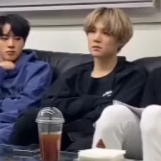 Sticker from 𝖸𝖦 𝗆𝗂𝗇  ៸៸  @hyunglinegif