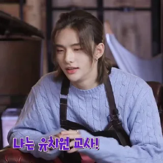 Sticker from 𝗛𝘆𝘂𝗻𝗷𝗶𝗻 . @HyunjinGifz