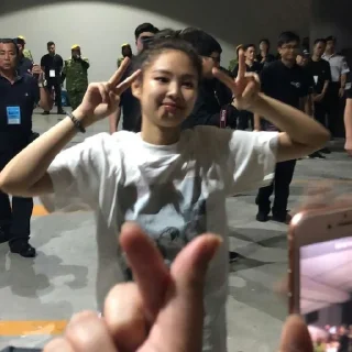 ✌️ emoji ➳ᴊᴇɴɴɪᴇ ༒ @BlackPink_Stickerr4 ✦ Telegram sticker 13 of 50