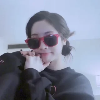 🦋 emoji Арья и Назанин и дважды Telegram sticker 17 of 50