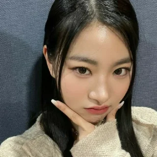 🤔 emoji Aran¥ Fifty fifty (QueenLisa_509) Telegram sticker 22 of 50