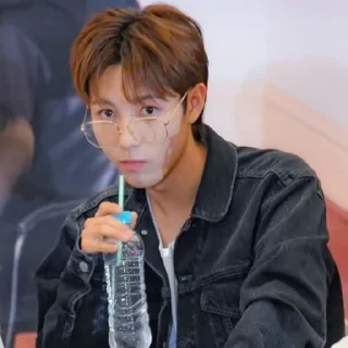 ♟️ emoji Huang Renjun @jevanmilo Telegram sticker 20 of 75
