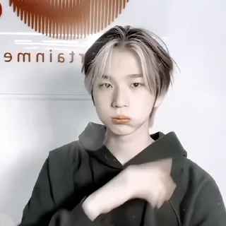 Sticker from ャﾞhyunwoo ↳ @yuk1ot