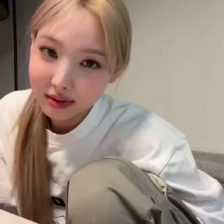 Sticker from nayeon @yuristickerss @nssstar
