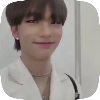 Sticker from hyunjin frᴏʍ @fiestahelpik