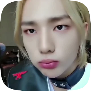 Sticker from hyunjin frᴏʍ @fiestahelpik