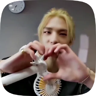 Sticker from hyunjin frᴏʍ @fiestahelpik