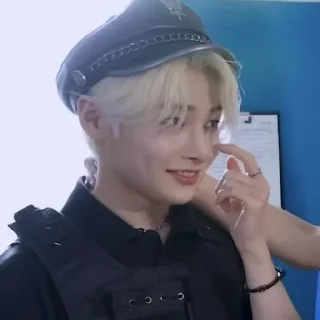 Sticker from jeongin from @stray_kids_hel_p