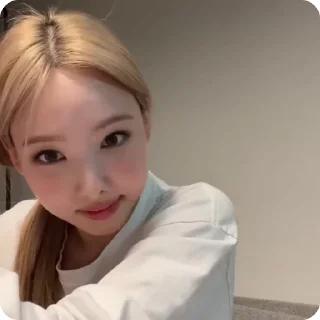 Sticker from im nayeon vlive !! @latwidace
