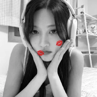 Sticker from true gaeul bro @QGWHURT !