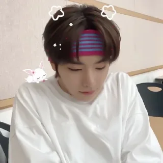 Sticker from 𖠗 #jeongin ♡̸ @drkflw