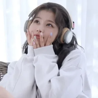 🎧 emoji ・。🍦 . . sana ! @thestickers1 – тык Telegram sticker 15 of 17