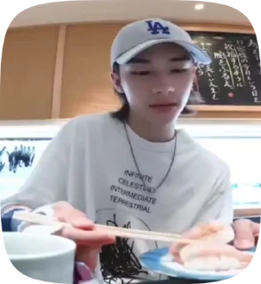 Sticker from hyunjin ~ sᴋz @skzitzysm