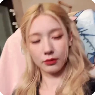 Sticker from (🎧) miyeon by @cosmichelps