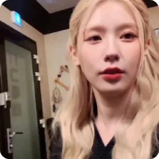 Sticker from (🎧) miyeon by @cosmichelps