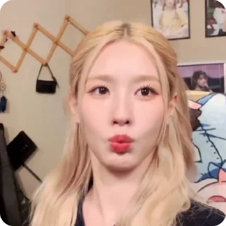 Sticker from (🎧) miyeon by @cosmichelps