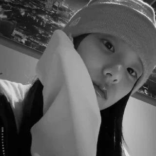 Sticker from Yeji random BW :: @hwangyejiarchivee