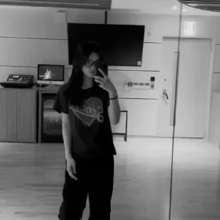 Sticker from Yeji random BW :: @hwangyejiarchivee