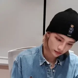 Sticker from ![🧵]¡Hyunjin by @kpop_ugolok