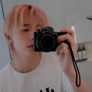 Sticker from HYUNJIN by @H7LPSKZ