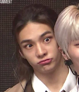 😳 emoji хёнджин среди гномов @lovely_skz Telegram sticker 23 of 63