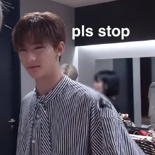 🥲 emoji хёнджин среди гномов @lovely_skz Telegram sticker 8 of 63