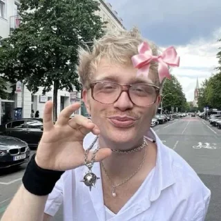 🇳🇱 emoji Ест клей 🧅🇳🇱 Telegram sticker 14 of 78
