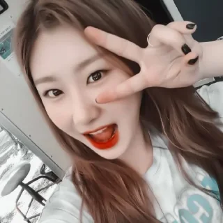 🥐 emoji [🥐] ;; chaeryeong ;; @lumicore_present Telegram sticker 3 of 55