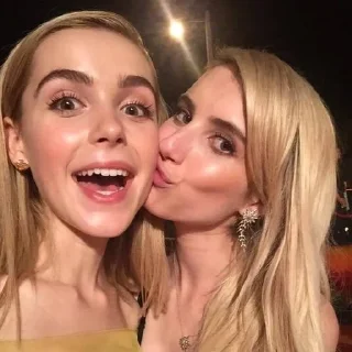 💋 emoji Эмма Робертс Telegram sticker 15 of 28