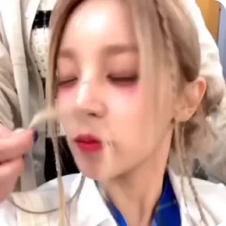 🌟 emoji @HelpCITRO [<Yuqi>] G-idle Telegram sticker 19 of 25
