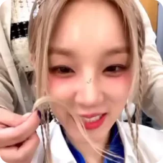 🌟 emoji @HelpCITRO [<Yuqi>] G-idle Telegram sticker 18 of 25