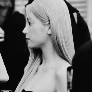 😘 emoji yeji's paris & @arestellw by @offstikbot Telegram sticker 20 of 40