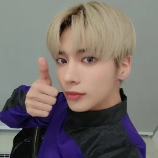 👍 emoji тэхен имеет право тебя оценивать Telegram sticker 10 of 17