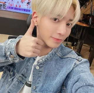 👍 emoji тэхен имеет право тебя оценивать Telegram sticker 11 of 17