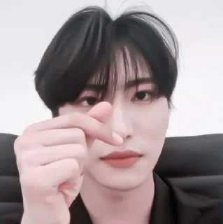 🧣 emoji [🧣]  ;; seonghwa ;; @smstickerr Telegram sticker 9 of 40