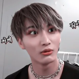 🧣 emoji [🧣]  ;; seonghwa ;; @smstickerr Telegram sticker 10 of 40