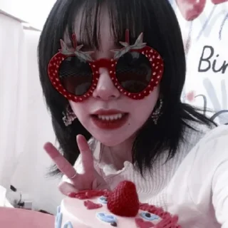 🍓 emoji chaeyoung by @leeiwes Telegram sticker 5 of 25