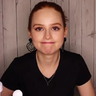 😐 emoji Madeline Petsch💋 Telegram sticker 24 of 60