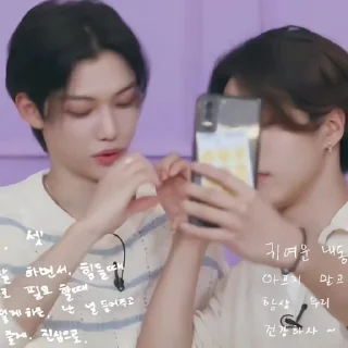 Sticker from ⬤𝗳𝗲𝗹𝗶𝘅 @straykidsxworld