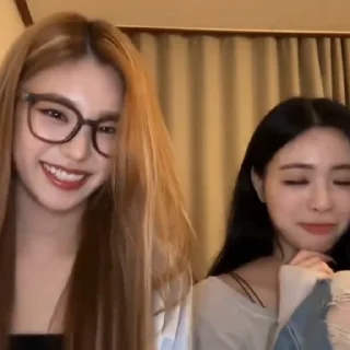 🥜 emoji Yeji & Yuna @io7pi2 Telegram sticker 11 of 50