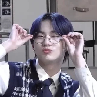Sticker from чонвон | @jkslsmlsfvwlslxk