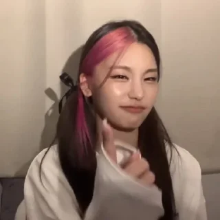 💘 emoji yeji :: ITZY @xvvhsg Telegram sticker 9 of 19