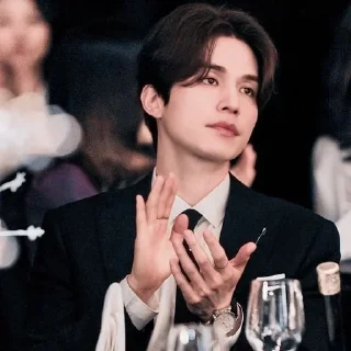 🌟 emoji Лі Дон Ук Telegram sticker 6 of 17