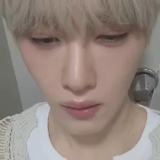 Sticker from @Vm0n7 hyunsuk