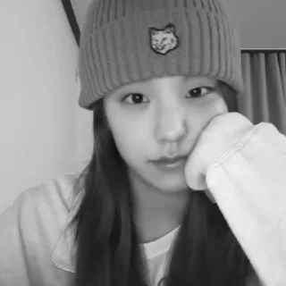 Sticker from Yeji BW @hwangyejiarchivee