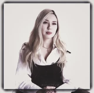 🎤 emoji 𝐝𝐞𝐚𝐝 𝐛𝐥𝐨𝐧𝐝𝐞 𝐛𝐲 @wh1iskeyy Telegram sticker 2 of 20
