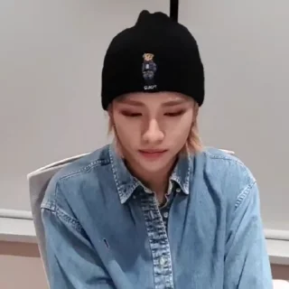 🧵 emoji ![🧵]¡Hyunjin by @kpop_ugolok Telegram sticker 11 of 30