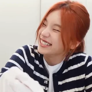 🌟 emoji yeji vlog Telegram sticker 17 of 50
