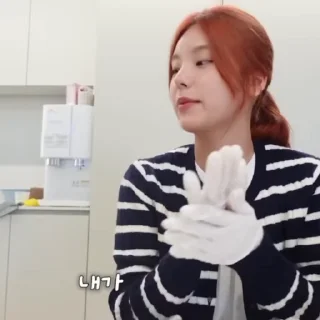 🌟 emoji yeji vlog Telegram sticker 5 of 50